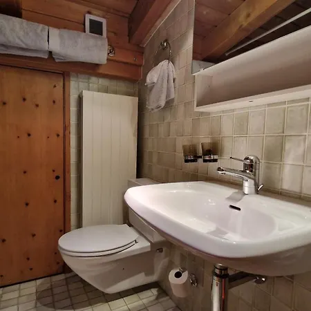 Chesa Bellaval, Haus La Vuolp 2-zimmer-dachwohung Apartamento *